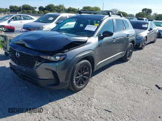 2024 Mazda CX-50 S Preferred z VIN 7MMVABBM8RN215110, wystawiony jako IAAI lot #41845039 z przebiegiem 8085 mil mil oraz . Historia ofert i sprzedaży dostępna na DreamBid. Obrazek 18.
