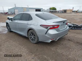 2022 Toyota Camry SE z VIN 4T1G11AK4NU690560, wystawiony jako IAAI lot #42183738 z przebiegiem 53 706 mil mil oraz . Historia ofert i sprzedaży dostępna na DreamBid. Obrazek 3.
