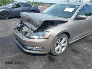2015 Volkswagen Passat SEL Premium z VIN 1VWCV7A33FC025205, wystawiony jako IAAI lot #42098256 z przebiegiem 165 661 mil mil oraz . Historia ofert i sprzedaży dostępna na DreamBid. Obrazek 6.