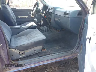 1995 Nissan Frontier SE z VIN 1N6HD16Y5SC305518, wystawiony jako IAAI lot #41836437 z przebiegiem 216 556 mil mil oraz . Historia ofert i sprzedaży dostępna na DreamBid. Obrazek 5.
