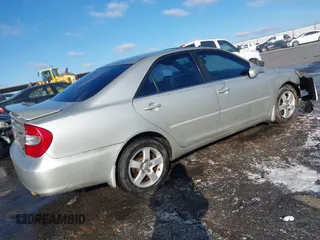 2003 Toyota Camry LE z VIN 4T1BF32K03U561492, wystawiony jako IAAI lot #41607321 z przebiegiem 171 920 mil mil oraz . Historia ofert i sprzedaży dostępna na DreamBid. Obrazek 4.