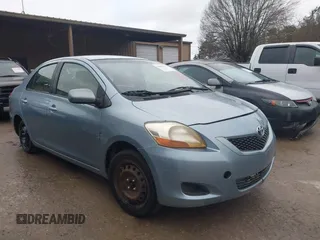 2009 Toyota Yaris z VIN JTDBT903594055838, wystawiony jako IAAI lot #41693557 z przebiegiem 362 137 mil mil oraz . Historia ofert i sprzedaży dostępna na DreamBid. Obrazek 1.