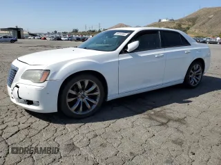 2014 Chrysler 300 S z VIN 2C3CCABG2EH273081, wystawiony jako Copart lot #56634365 z przebiegiem 117 686 mil mil oraz Czysty tytuł • Clean title. Historia ofert i sprzedaży dostępna na DreamBid. Obrazek 1.