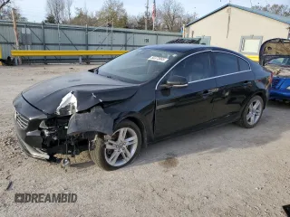 2015 Volvo S60 T5 Drive-E Platinum z VIN YV140MFDXF1302217, wystawiony jako Copart lot #50373865 z przebiegiem Nie podano mil oraz Szkoda całkowita • Salvage title. Historia ofert i sprzedaży dostępna na DreamBid. Obrazek 1.