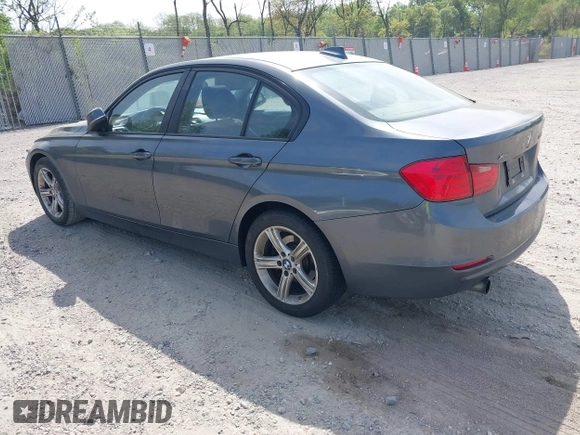 2013 BMW 3 Series 320i xDrive z VIN WBA3C3C5XDF979586, wystawiony jako IAAI lot #42186955 z przebiegiem 153 997 mil mil oraz . Historia ofert i sprzedaży dostępna na DreamBid. Obrazek 3.