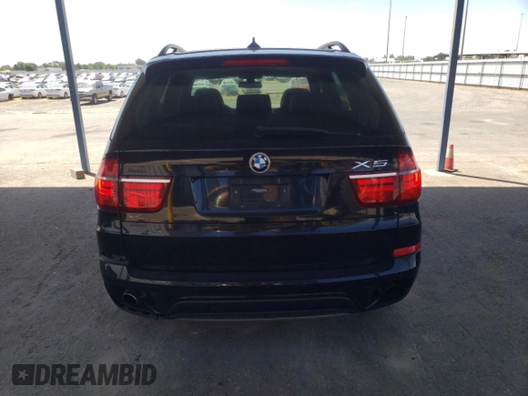 2013 BMW X5 xDrive35i z VIN 5UXZV4C56D0E11871, wystawiony jako Copart lot #58247665 z przebiegiem 136 874 mil mil oraz Szkoda całkowita • Salvage title. Historia ofert i sprzedaży dostępna na DreamBid. Obrazek 6.