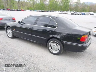 1997 BMW 5 Series 540i z VIN WBADE6324VBW51093, wystawiony jako IAAI lot #42127597 z przebiegiem 232 398 mil mil oraz . Historia ofert i sprzedaży dostępna na DreamBid. Obrazek 3.