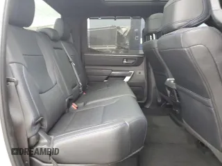 2024 Toyota Tundra Platinum Hybrid z VIN 5TFNC5EC1RX004561, wystawiony jako Copart lot #51779355 z przebiegiem 11 255 mil mil oraz Szkoda całkowita • Salvage title. Historia ofert i sprzedaży dostępna na DreamBid. Obrazek 10.