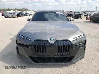 2023 BMW 7 Series 760i xDrive z VIN WBA33EJ08PCN66400, wystawiony jako Copart lot #44705455 z przebiegiem Nie podano mil oraz Nie do naprawy • Non repairable. Historia ofert i sprzedaży dostępna na DreamBid. Obrazek 6.