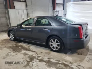 2010 Cadillac STS AWD z VIN 1G6DU6EV5A0113671, wystawiony jako Copart lot #47447395 z przebiegiem 77 062 mil mil oraz Tytuł czysty. Historia ofert i sprzedaży dostępna na DreamBid. Obrazek 2.