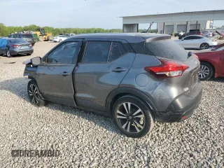 2018 Nissan Kicks SV z VIN 3N1CP5CU5JL520738, wystawiony jako Copart lot #53406785 z przebiegiem 82 082 mil mil oraz Szkoda całkowita • Salvage title. Historia ofert i sprzedaży dostępna na DreamBid. Obrazek 2.
