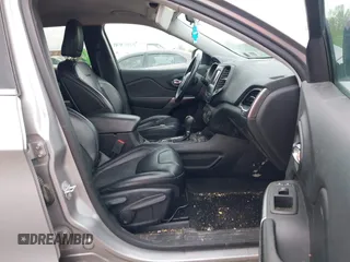 2019 Jeep Cherokee Latitude Plus z VIN 1C4PJMLB9KD287978, wystawiony jako IAAI lot #42228505 z przebiegiem 207 539 mil mil oraz . Historia ofert i sprzedaży dostępna na DreamBid. Obrazek 5.