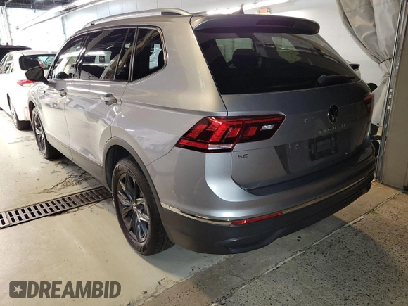 2023 Volkswagen Tiguan SE z VIN 3VV2B7AX8PM058650, wystawiony jako IAAI lot #42801702 z przebiegiem 39 472 mil mil oraz . Historia ofert i sprzedaży dostępna na DreamBid. Obrazek 2.