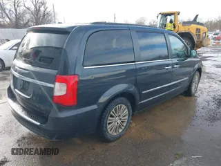 2014 Chrysler Town & Country Touring-L with VIN 2C4RC1CG4ER330072, listed as a IAAI auction lot 41533640 with 131,253 mi miles. Bid and sale history available at carsss.com. Image 4.