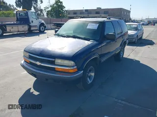 1999 Chevrolet Blazer LS z VIN 1GNCS13W0X2125101, wystawiony jako IAAI lot #42311277 z przebiegiem Nie podano mil oraz . Historia ofert i sprzedaży dostępna na DreamBid. Obrazek 2.