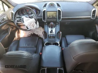 2015 Porsche Cayenne Turbo z VIN WP1AC2A23FLA82531, wystawiony jako Copart lot #79864874 z przebiegiem 74 051 mil mil oraz Szkoda całkowita • Salvage title. Historia ofert i sprzedaży dostępna na DreamBid. Obrazek 8.