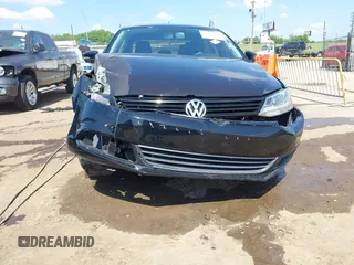 2013 Volkswagen Jetta SE z VIN 3VWDP7AJ3DM438668, wystawiony jako IAAI lot #42235014 z przebiegiem 128 406 mil mil oraz . Historia ofert i sprzedaży dostępna na DreamBid. Obrazek 12.