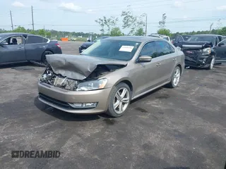 2015 Volkswagen Passat SEL Premium z VIN 1VWCV7A33FC025205, wystawiony jako IAAI lot #42098256 z przebiegiem 165 661 mil mil oraz . Historia ofert i sprzedaży dostępna na DreamBid. Obrazek 2.