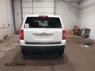 2015 Jeep Patriot High Altitude z VIN 1C4NJRFB2FD197416, wystawiony jako IAAI lot #42382197 z przebiegiem 143 695 mil mil oraz . Historia ofert i sprzedaży dostępna na DreamBid. Obrazek 16.