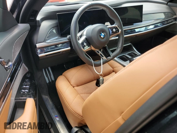 2024 BMW 7 Series 740i z VIN WBA23EH00RCP83346, wystawiony jako Copart lot #74360314 z przebiegiem Nie podano mil oraz Nie do naprawy • Non repairable. Historia ofert i sprzedaży dostępna na DreamBid. Obrazek 8.