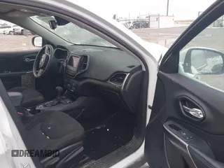 2021 Jeep Cherokee Latitude z VIN 1C4PJMCB8MD125181, wystawiony jako IAAI lot #41273576 z przebiegiem 47 550 mil mil oraz . Historia ofert i sprzedaży dostępna na DreamBid. Obrazek 5.