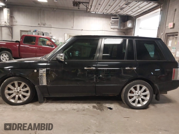2008 Land Rover Range Rover SC z VIN SALMF13418A290834, wystawiony jako IAAI lot #41833608 z przebiegiem 184 122 mil mil oraz . Historia ofert i sprzedaży dostępna na DreamBid. Obrazek 14.