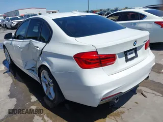 2017 BMW 3 Series 340i z VIN WBA8B3C36HK777705, wystawiony jako IAAI lot #42023821 z przebiegiem 68 448 mil mil oraz . Historia ofert i sprzedaży dostępna na DreamBid. Obrazek 3.