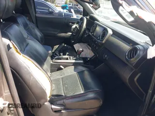 2021 Toyota Tacoma SR z VIN 5TFCZ5AN1MX274315, wystawiony jako IAAI lot #42273054 z przebiegiem 67 863 mil mil oraz . Historia ofert i sprzedaży dostępna na DreamBid. Obrazek 5.