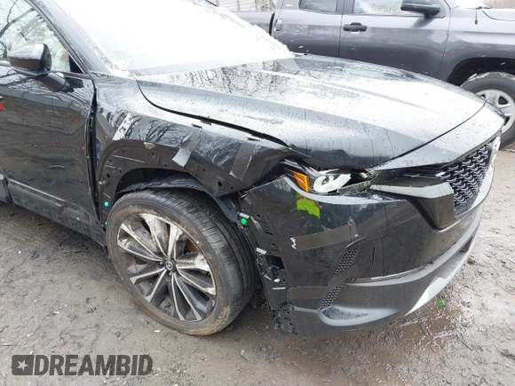 2024 Mazda CX-50 Premium z VIN 7MMVABDYXRN180263, wystawiony jako IAAI lot #41738791 z przebiegiem 9 688 mil mil oraz . Historia ofert i sprzedaży dostępna na DreamBid. Obrazek 6.