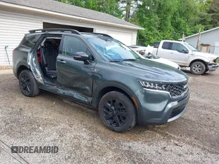 2023 Kia Sorento X-Line S z VIN 5XYRLDLC9PG230491, wystawiony jako IAAI lot #42243490 z przebiegiem 41 792 mil mil oraz . Historia ofert i sprzedaży dostępna na DreamBid. Obrazek 1.