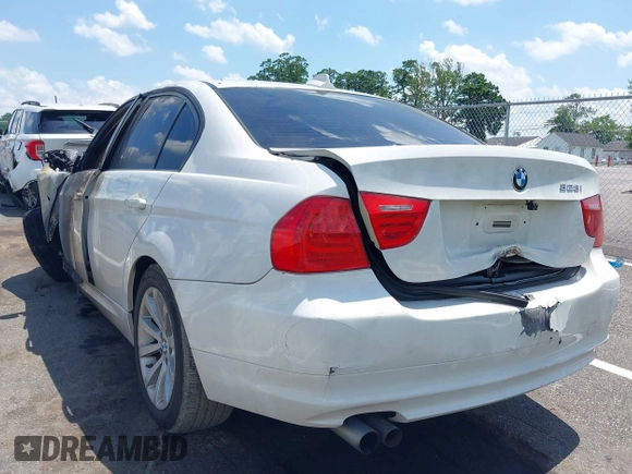 2011 BMW 3 Series 328i xDrive z VIN WBAPK5C56BA656503, wystawiony jako IAAI lot #42512351 z przebiegiem Nie podano mil oraz . Historia ofert i sprzedaży dostępna na DreamBid. Obrazek 3.