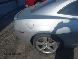 2010 Chevrolet Camaro 1LT z VIN 2G1FB1EV1A9167966, wystawiony jako IAAI lot #42014509 z przebiegiem 213 321 mil mil oraz . Historia ofert i sprzedaży dostępna na DreamBid. Obrazek 18.
