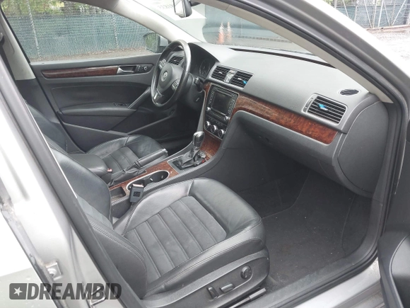 2013 Volkswagen Passat SEL Premium z VIN 1VWCN7A37DC045616, wystawiony jako IAAI lot #42381835 z przebiegiem 130 535 mil mil oraz . Historia ofert i sprzedaży dostępna na DreamBid. Obrazek 5.
