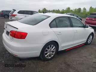 2014 Volkswagen Jetta SE z VIN 3VWD17AJ5EM417940, wystawiony jako IAAI lot #42309894 z przebiegiem 118 208 mil mil oraz . Historia ofert i sprzedaży dostępna na DreamBid. Obrazek 4.