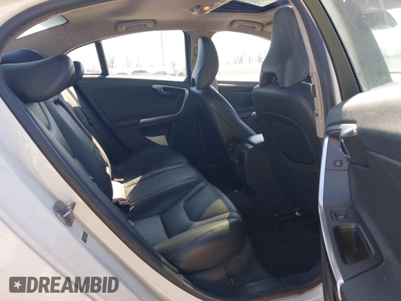 2015 Volvo S60 T5 Drive-E Premier z VIN YV126MFBXF2313216, wystawiony jako IAAI lot #41657076 z przebiegiem 200 249 mil mil oraz . Historia ofert i sprzedaży dostępna na DreamBid. Obrazek 8.