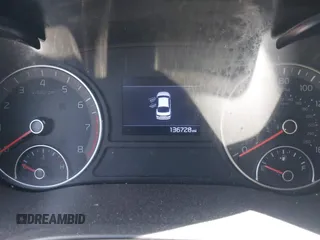 2020 Kia Optima LX z VIN 5XXGT4L33LG384927, wystawiony jako IAAI lot #41950098 z przebiegiem 136 728 mil mil oraz . Historia ofert i sprzedaży dostępna na DreamBid. Obrazek 7.