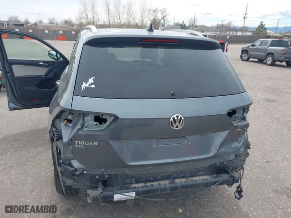 2020 Volkswagen Tiguan SE with VIN 3VV2B7AX3LM103195, listed as a IAAI auction lot 41847710 with 40,782 mi miles. Bid and sale history available at carsss.com. Image 6.