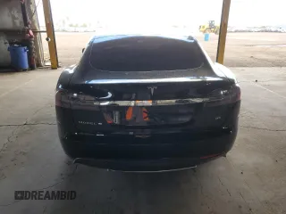 2014 Tesla Model S 60 z VIN 5YJSA1H11EFP36480, wystawiony jako Copart lot #71210254 z przebiegiem 121 014 mil mil oraz Szkoda całkowita • Salvage title. Historia ofert i sprzedaży dostępna na DreamBid. Obrazek 6.