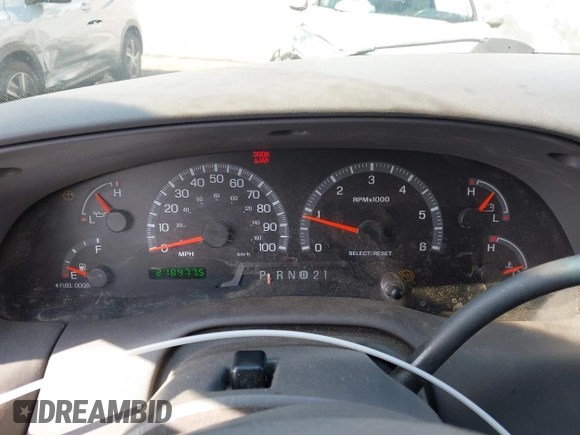 2000 Ford Expedition XLT with VIN 1FMRU1560YLC21781, listed as a IAAI auction lot 41558097 with 218,477 mi miles. Bid and sale history available at carsss.com. Image 7.