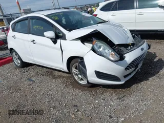 2018 Ford Fiesta SE z VIN 3FADP4EJXJM100407, wystawiony jako IAAI lot #42285374 z przebiegiem 90 261 mil mil oraz . Historia ofert i sprzedaży dostępna na DreamBid. Obrazek 1.