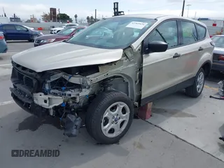 2018 Ford Escape S z VIN 1FMCU0F76JUA99595, wystawiony jako IAAI lot #42369434 z przebiegiem 19 207 mil mil oraz . Historia ofert i sprzedaży dostępna na DreamBid. Obrazek 18.