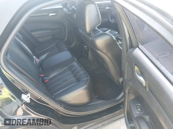2016 Chrysler 300 S z VIN 2C3CCAGG4GH217056, wystawiony jako IAAI lot #42083625 z przebiegiem 90 977 mil mil oraz . Historia ofert i sprzedaży dostępna na DreamBid. Obrazek 8.