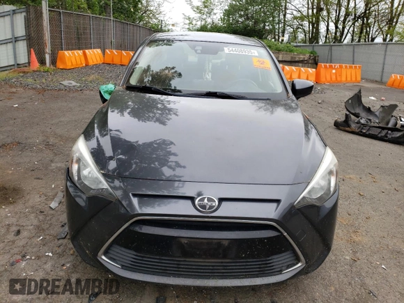 2016 Scion iA z VIN 3MYDLBZV4GY127533, wystawiony jako Copart lot #54408935 z przebiegiem 101 917 mil mil oraz Szkody całkowita. Historia ofert i sprzedaży dostępna na DreamBid. Obrazek 5.