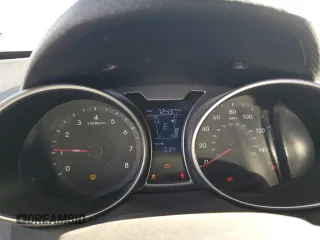 2016 Hyundai Veloster z VIN KMHTC6AD7GU300528, wystawiony jako Copart lot #57501955 z przebiegiem 72 437 mil mil oraz Szkoda całkowita • Salvage title. Historia ofert i sprzedaży dostępna na DreamBid. Obrazek 9.
