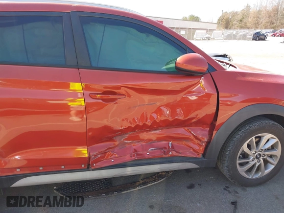 2017 Hyundai Tucson SE z VIN KM8J33A48HU396127, wystawiony jako IAAI lot #41785992 z przebiegiem 86 667 mil mil oraz . Historia ofert i sprzedaży dostępna na DreamBid. Obrazek 6.
