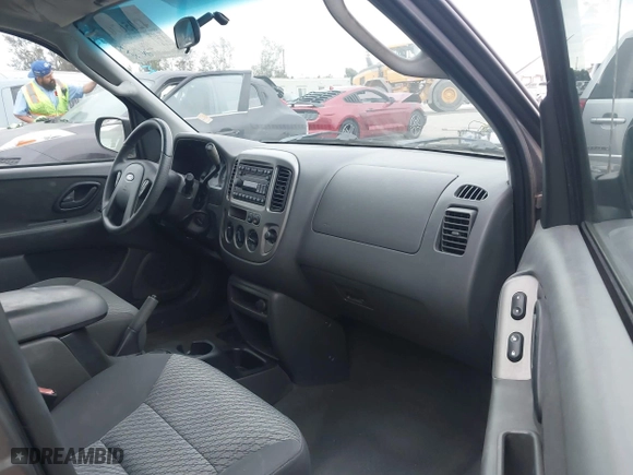 2004 Ford Escape XLT with VIN 1FMYU03114KA41268, listed as a IAAI auction lot 42056701 with 102,154 mi miles. Bid and sale history available at carsss.com. Image 5.