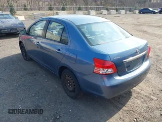 2009 Toyota Yaris z VIN JTDBT903394041534, wystawiony jako IAAI lot #41765943 z przebiegiem 148 100 mil mil oraz . Historia ofert i sprzedaży dostępna na DreamBid. Obrazek 3.