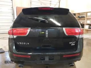 2011 Lincoln MKX z VIN 2LMDJ8JK0BBJ07032, wystawiony jako IAAI lot #41866897 z przebiegiem 232 796 mil mil oraz . Historia ofert i sprzedaży dostępna na DreamBid. Obrazek 16.