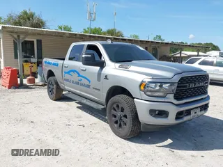 2024 Ram 2500 Big Horn z VIN 3C6UR5DL1RG116185, wystawiony jako IAAI lot #42007154 z przebiegiem Nie podano mil oraz . Historia ofert i sprzedaży dostępna na DreamBid. Obrazek 1.