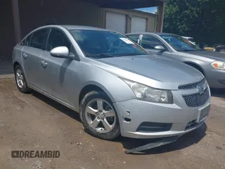 2014 Chevrolet Cruze 1LT z VIN 1G1PC5SB9E7349120, wystawiony jako IAAI lot #42273366 z przebiegiem 176 666 mil mil oraz . Historia ofert i sprzedaży dostępna na DreamBid. Obrazek 1.